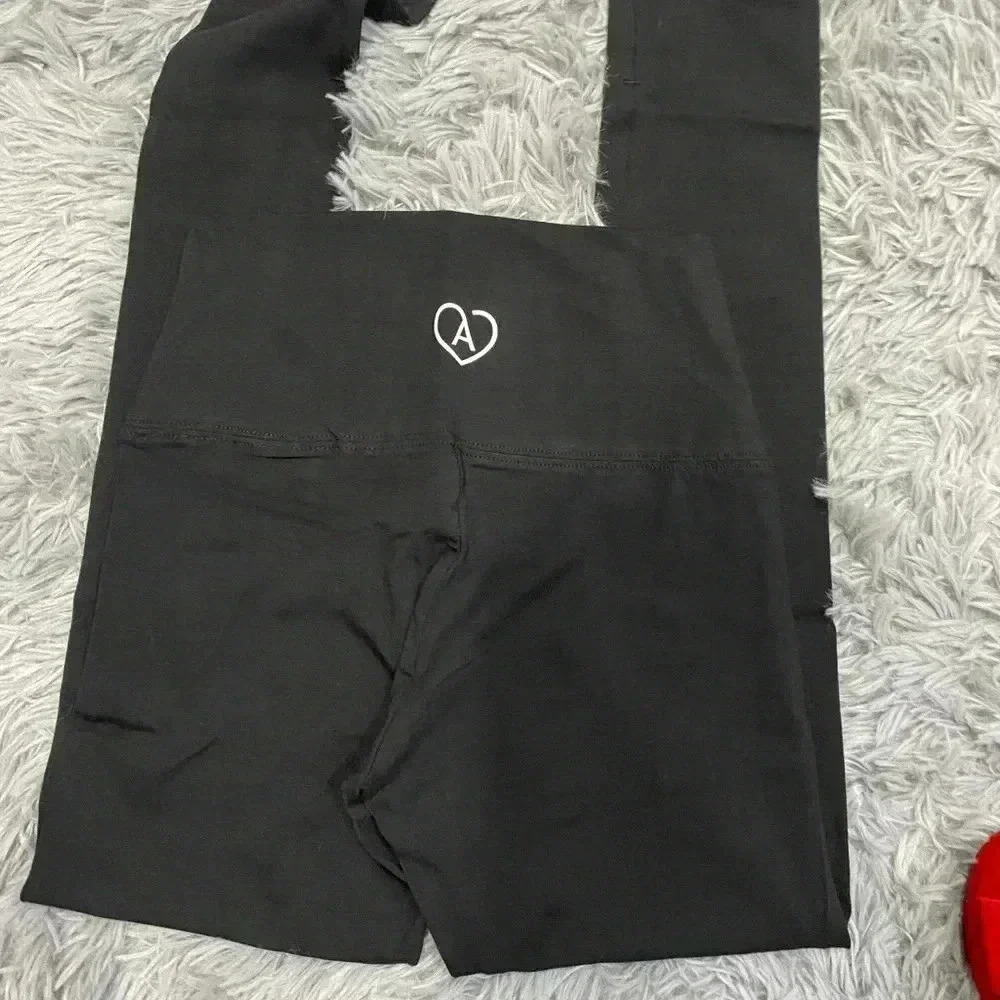 Aritzia 2 T-shirts and Black Legging Set - Picture 4 of 12